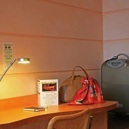 Du Parc Nantes Ouest 2* אורוואולט